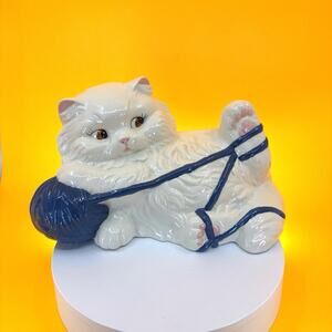 Vintage White Persian Kitten Playing With Ball Of Yarn Figurine